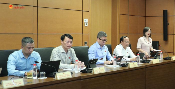 Các ĐBQH tỉnh Nghệ An tham dự phiên thảo luận tổ