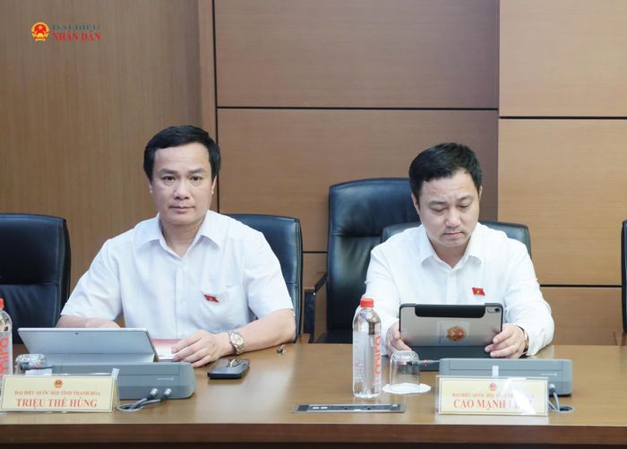 Các ĐBQH tỉnh Thanh Hóa tham dự thảo luận tổ