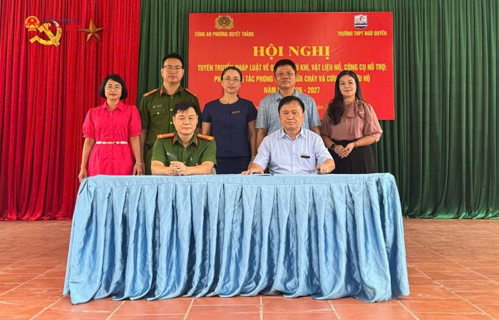 Công an phường Quyết Thắng tuyên truyền, phổ biến pháp luật về phòng, chống ma túy cho sinh viên Trường THPT Ngô Quyền. Ảnh: Đồng Thưởng