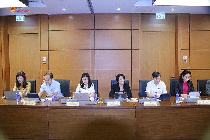 Các đại biểu tham dự thảo luận tổ. Ảnh: Đắc Trường