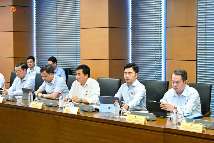 Các đại biểu tham dự phiên thảo luận tại Tổ 2 (TP. Hồ Chí Minh)