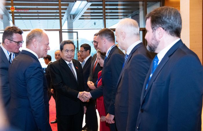 Thủ tướng Cộng hòa Ba Lan Donald Tusk giới thiệu với Chủ tịch Quốc hội Trần Thanh Mẫn về thành viên Đoàn Cộng hòa Ba Lan