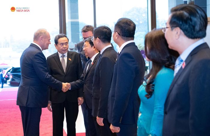 Chủ tịch Quốc hội Trần Thanh Mẫn giới thiệu với Thủ tướng Cộng hòa Ba Lan Donald Tusk về thành viên Đoàn Việt Nam
