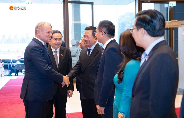 Chủ tịch Quốc hội Trần Thanh Mẫn giới thiệu với Thủ tướng Cộng hòa Ba Lan Donald Tusk về thành viên Đoàn Việt Nam