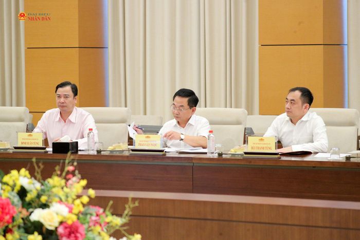 Các thành viên Đoàn giám sát tham dự hội nghị. Ảnh: Hồ Long