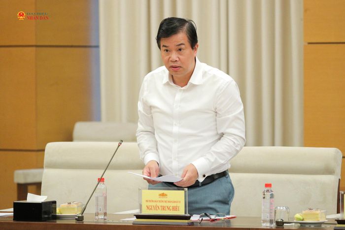 Phó Trưởng Đoàn Thường trực Đoàn Giám sát số 133 Nguyễn Trung Hiếu trình bày dự thảo báo cáo giám sát. Ảnh Hồ Long