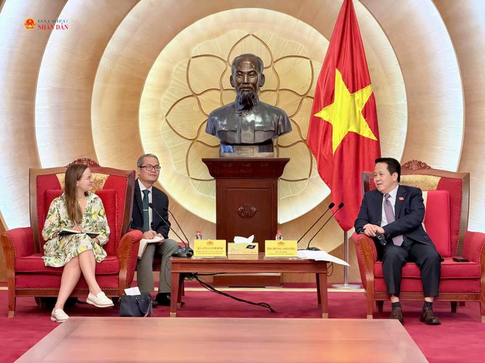 Phó Chủ nhiệm Ủy ban Dân nguyện và Giám sát Hoàng Anh Công tiếp Đoàn công tác Viện KAS