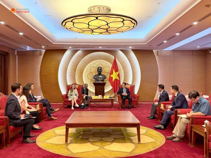 Phó Chủ nhiệm Ủy ban Dân nguyện và Giám sát Hoàng Anh Công tiếp Đoàn công tác Viện KAS