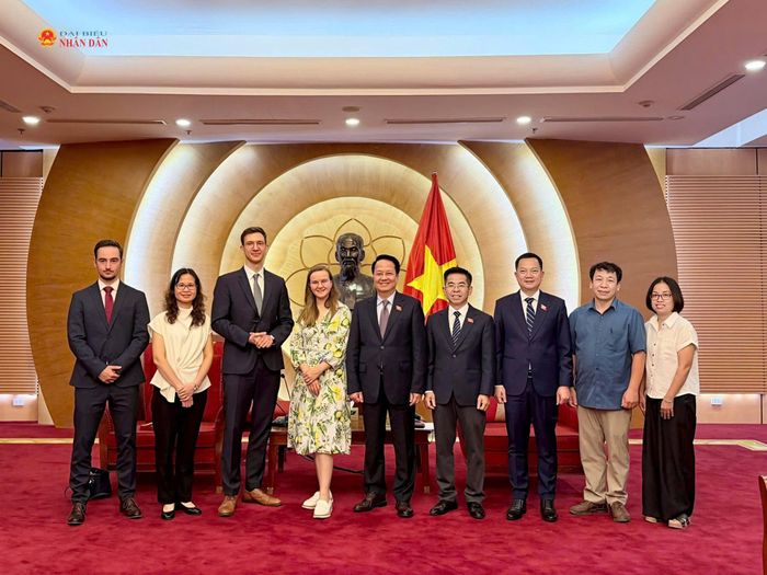 Các đại biểu chụp ảnh lưu niệm