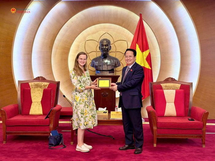 Phó Chủ nhiệm Ủy ban Dân nguyện và Giám sát Hoàng Anh Công tặng quà lưu niệm cho Quản lý khu vực Nam Á và Đông Nam Á của Viện KAS, bà Anna Lederer