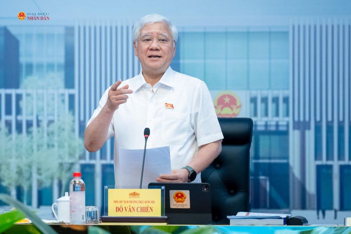 Phó Chủ tịch Thường trực Quốc hội Đỗ Văn Chiến phát biểu