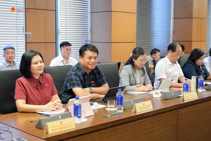 Các đại biểu dự thảo luận tại Tổ 11