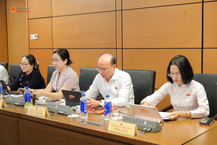 Các đại biểu dự thảo luận tại Tổ 11