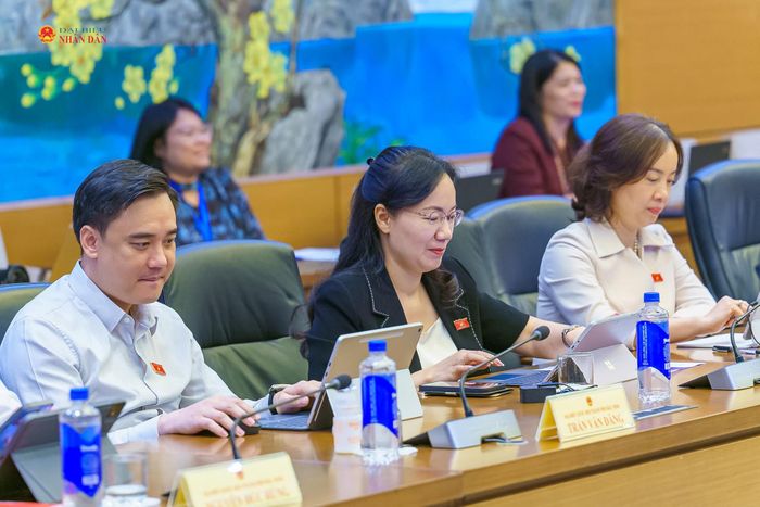 Các đại biểu tham dự phiên thảo luận tại Tổ 7. Ảnh: Tiến Cường