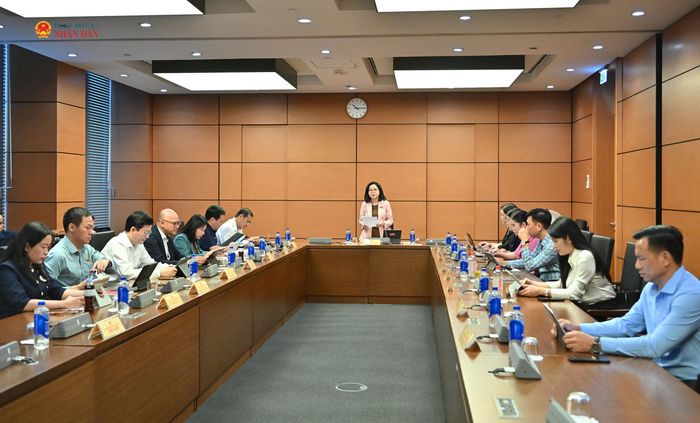 Các đại biểu tham gia phiên thảo luận ở Tổ 14 sáng 26/10. Ảnh: Quang Khánh