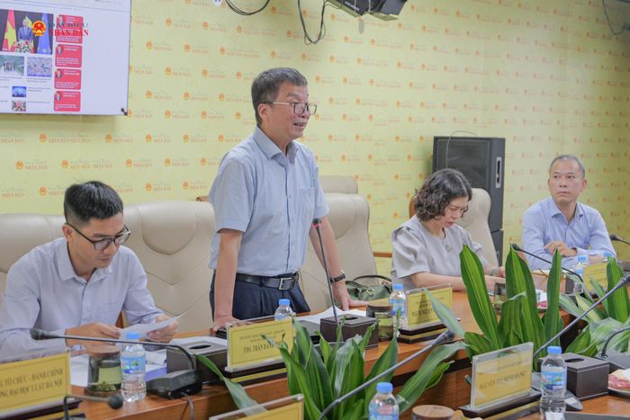 Phó Hiệu trưởng, Tổng Biên tập Tạp chí Luật học, PGS.TS. Nguyễn Văn Quang phát biểu tại Hội nghị. Ảnh: Quốc Việt