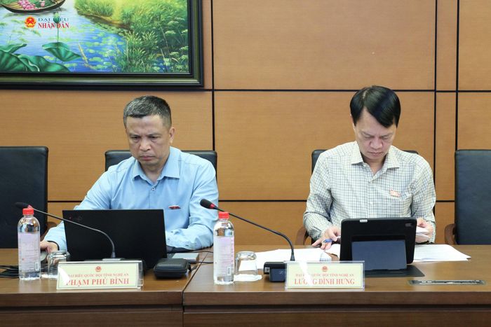 Các ĐBQH tỉnh Nghệ An tham dự phiên thảo luận tổ