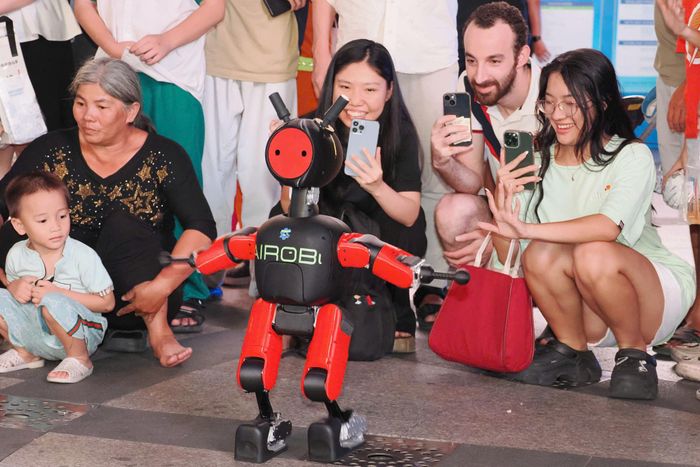Khu trình diễn công nghệ robot rộng 600m² thu hút đông đảo người dân, du khách với nhiều sản phẩm robot và AI tiên tiến