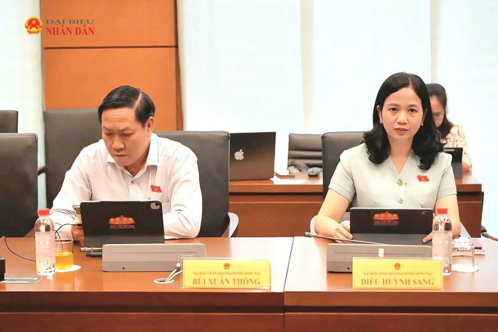 Các đại biểu tham dự thảo luận tại Tổ 4. Ảnh: Lâm Hiển