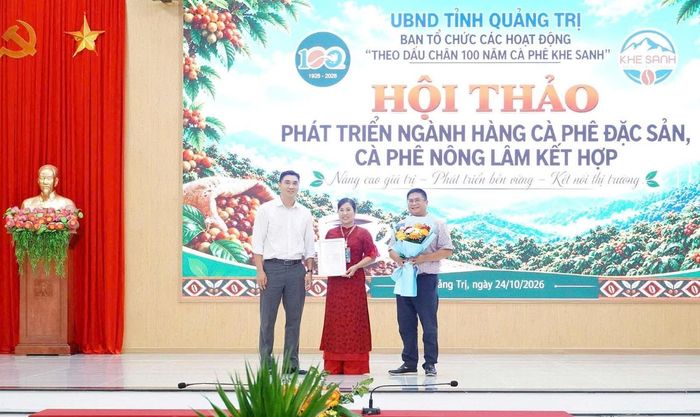 Đại diện Hợp tác xã Nông sản Khe Sanh, tỉnh Quảng Trị, nhận nhãn dấu chân carbon cho sản phẩm cà phê nhân.