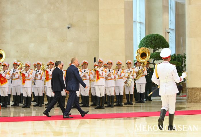 Thủ tướng Lê Minh Hưng và Thủ tướng Ba Lan Donald Tusk rời bục danh dự, bước tới cúi chào Quân kỳ. Ảnh: Đỗ Thảo - Mekong ASEAN