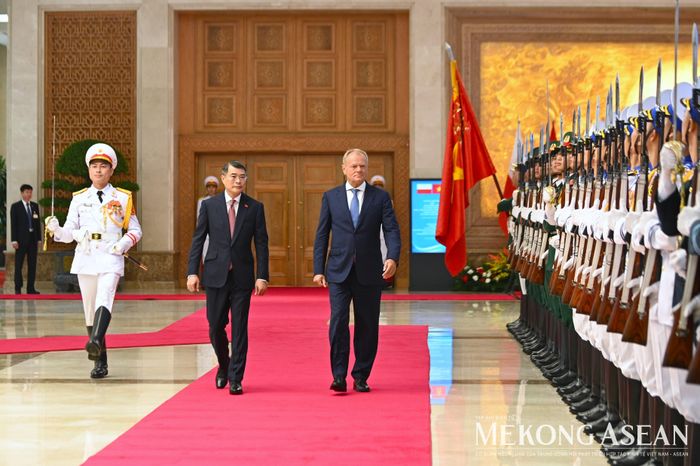 Thủ tướng Lê Minh Hưng và Thủ tướng Ba Lan Donald Tusk duyệt Đội Danh dự Quân đội nhân dân Việt Nam. Ảnh: Đỗ Thảo - Mekong ASEAN