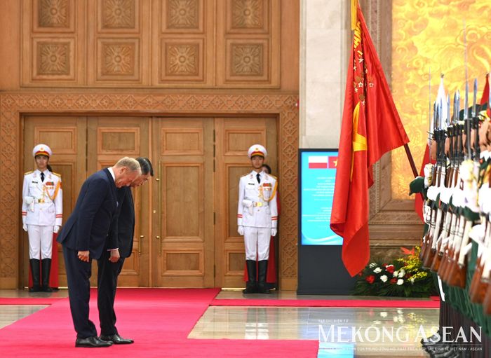 Hai Thủ tướng cúi chào Quân kỳ. Ảnh: Đỗ Thảo - Mekong ASEAN