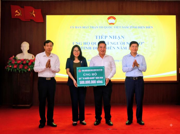 Các đồng chí lãnh đạo tỉnh Điện Biên tiếp nhận sự hỗ trợ