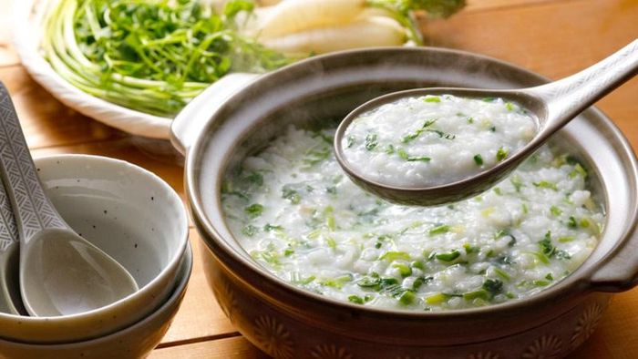 Cháo ngải cứu thịt băm thích hợp với người lớn tuổi hoặc người đang mệt mỏi
