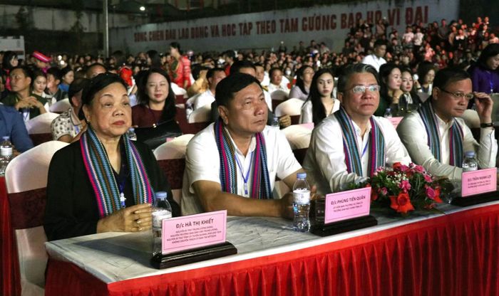 Đồng chí Hà Thị Khiết cùng các đại biểu dự chương trình.