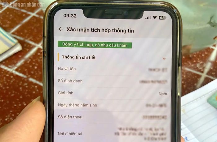 Công an xã Nhơn Mỹ giúp người dân tích hợp thông tin, sử dụng các tiện ích số trên điện thoại thông minh.