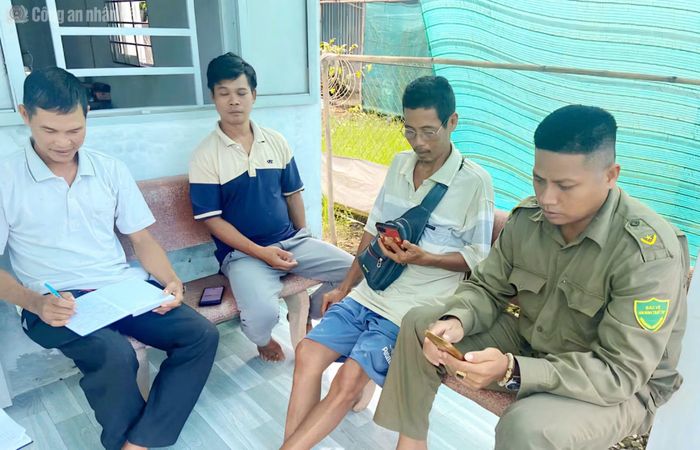 Các lực lượng tham gia thực hiện chiến dịch với phương châm “Đi từng ngõ, gõ từng nhà, hướng dẫn từng người dân”.