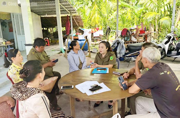 Lực lượng bảo vệ ANTT cơ sở xã Nhơn Mỹ tận tình hướng dẫn người dân sử dụng dịch vụ số trên điện thoại thông minh.