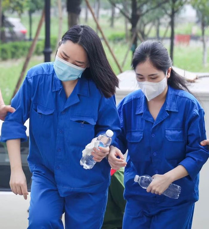 Hai nữ bị cáo bị dẫn giải đến phiên tòa sáng 26/10.