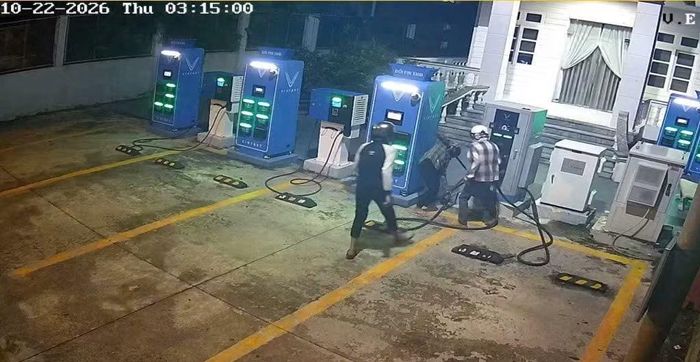 Hình ảnh camera an ninh ghi lại hành vi cắt trộm dây sạc VinFast của nhóm đối tượng trộm “nhí”.