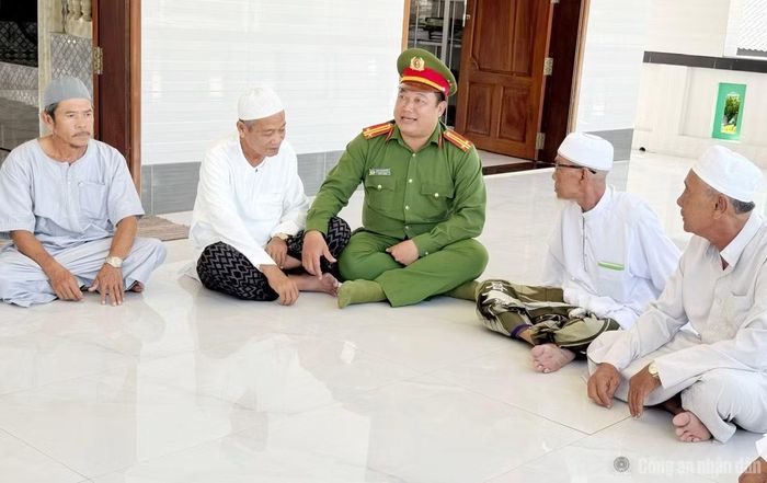 Công an xã Khánh Bình cùng những người có uy tín tại xóm Chăm ấp Bình Di trao đổi thông tin, góp phần đảm bảo ANTT tại địa phương.