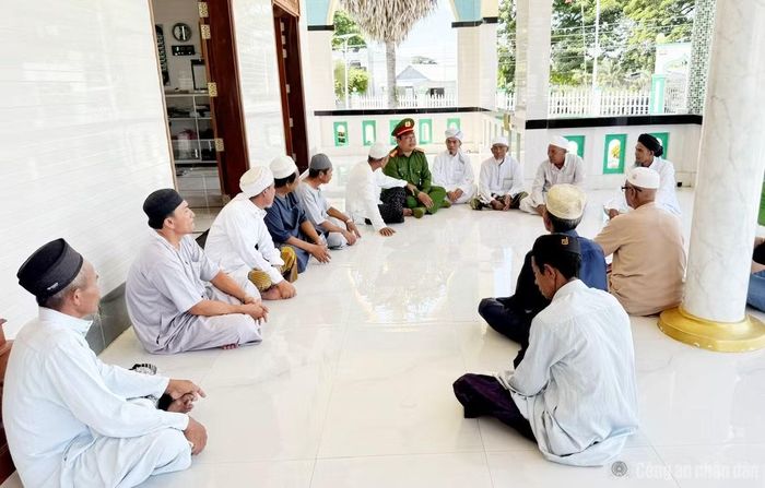 100% bà con người Chăm trên địa bàn xã Khánh Bình thực hiện cam kết "Người Chăm xã Khánh Bình nói không với tội phạm và tệ nạn xã hội".