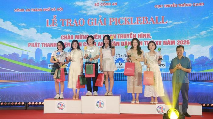 Thiếu tướng Nguyễn Ngọc Quyền, Phó Giám đốc Công an TP Hà Nội trao giải cho các VĐV đạt giải đôi nữ.
