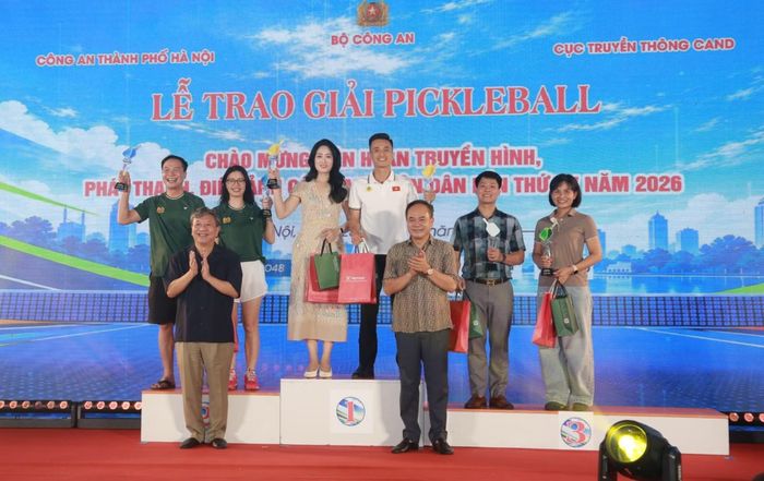 Trung tướng Đỗ Triệu Phong và Trung tướng Nguyễn Thanh Tùng trao giải cho các VĐV đạt giải nội dung đôi nam nữ.