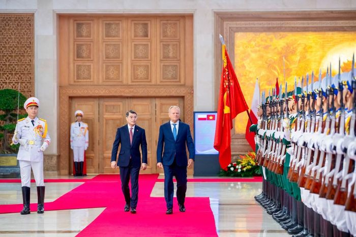 Thủ tướng Lê Minh Hưng và Thủ tướng Ba Lan Donald Tusk duyệt Đội Danh dự Quân đội nhân dân Việt Nam.