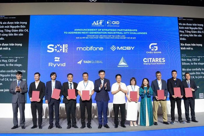 Bà Bùi Thanh Hằng cùng lãnh đạo UBND TP Hồ Chí Minh và Cục Công nghệ số và Trí tuệ nhân tạo công bố hợp tác chiến lược phát triển công nghệ không người lái và hệ thống tự hành.