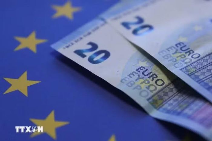 Đồng euro sụt giảm do bất ổn chính trị tại Pháp và giá năng lượng tăng cao. (Nguồn: THX/TTXVN)