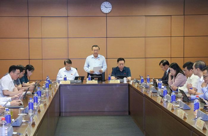 Các đại biểu thảo luận tại tổ.