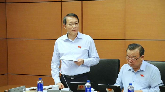 Bộ trưởng Lương Tam Quang thảo luận tại Tổ, sáng 26/10.