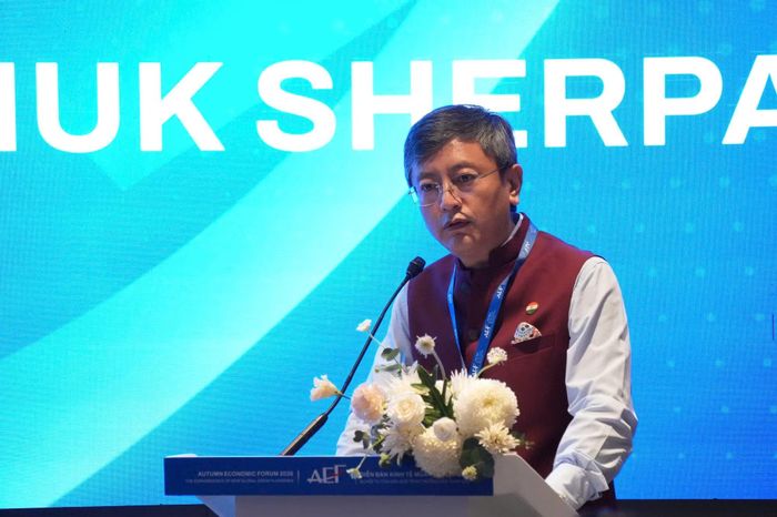 Đại sứ Ấn Độ tại Việt Nam Tshering Wangchuk Sherpa phát biểu ý kiến.