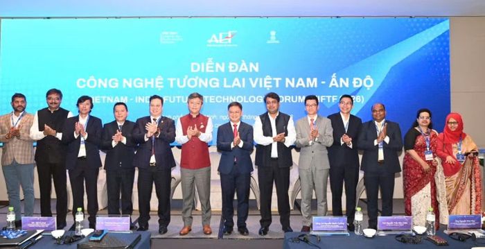 Lãnh đạo UBND TP Hồ Chí Minh và Đại sứ Ấn Độ tại Việt Nam cùng các đại biểu.