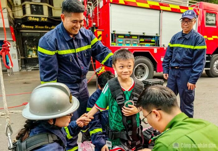 Người dân trải nghiệm hoạt động PCCC tại Hà Nội.