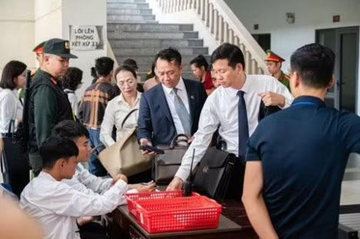 Các luật sư và những người được Tòa án triệu tập đều được kiểm tra an ninh trước khi vào phòng xử án.