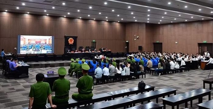 Phiên tòa được xét xử theo hình thức trực tiếp và trực tuyến từ các điểm cầu của TAND TP Hà Nội và Trại tạm giam số 1 Công an TP Hà Nội.