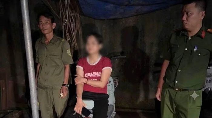 Công an phường Phú Mỹ không quản ngại đêm tối, khó khăn, tìm kiếm đưa người bị lạc xuống núi an toàn.